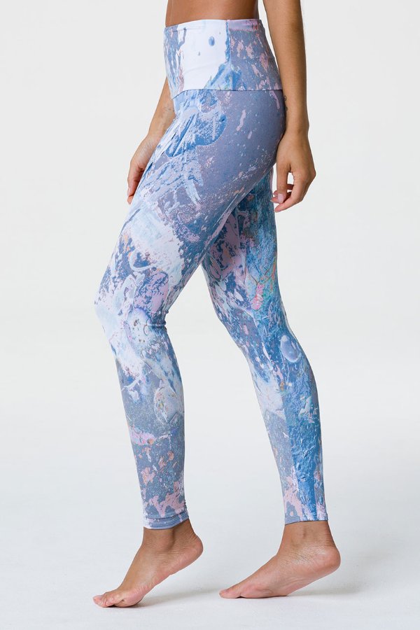 SEA YOGI // Onzie High rise legging with love stone design, lado izquierdo