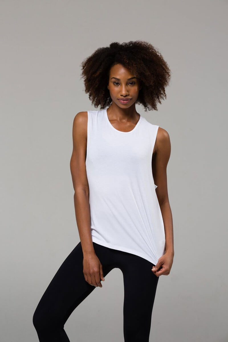SEA YOGI // Onzie Twist back Top en white, front