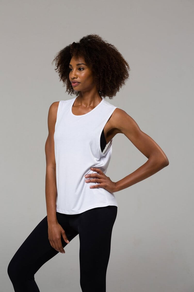 SEA YOGI // Onzie Twist back Top en blanco, left
