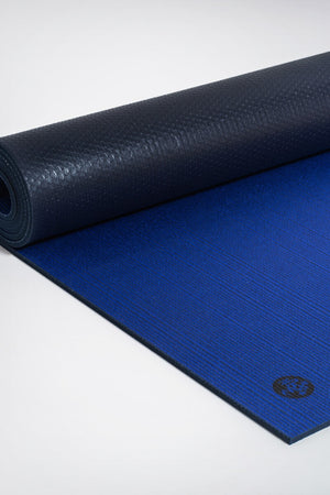 SEA YOGI // Esterilla Forever Pro en 6mm de Manduka, Tienda de Yofa, rolled up