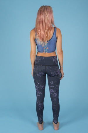 SEA YOGI // Teeki Stardust in black legging, detras
