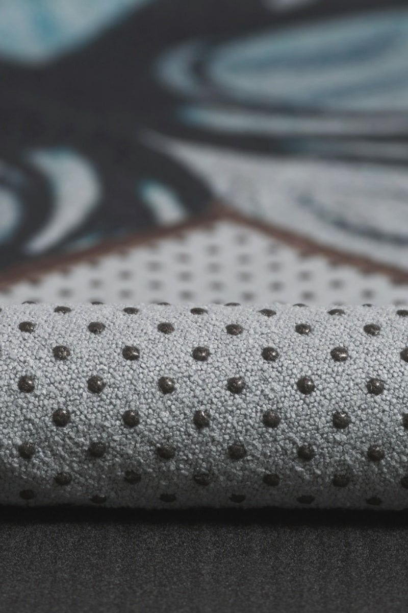 SEA YOGI // Yogitoes skidless towel in Valor style by Manduka, close up image