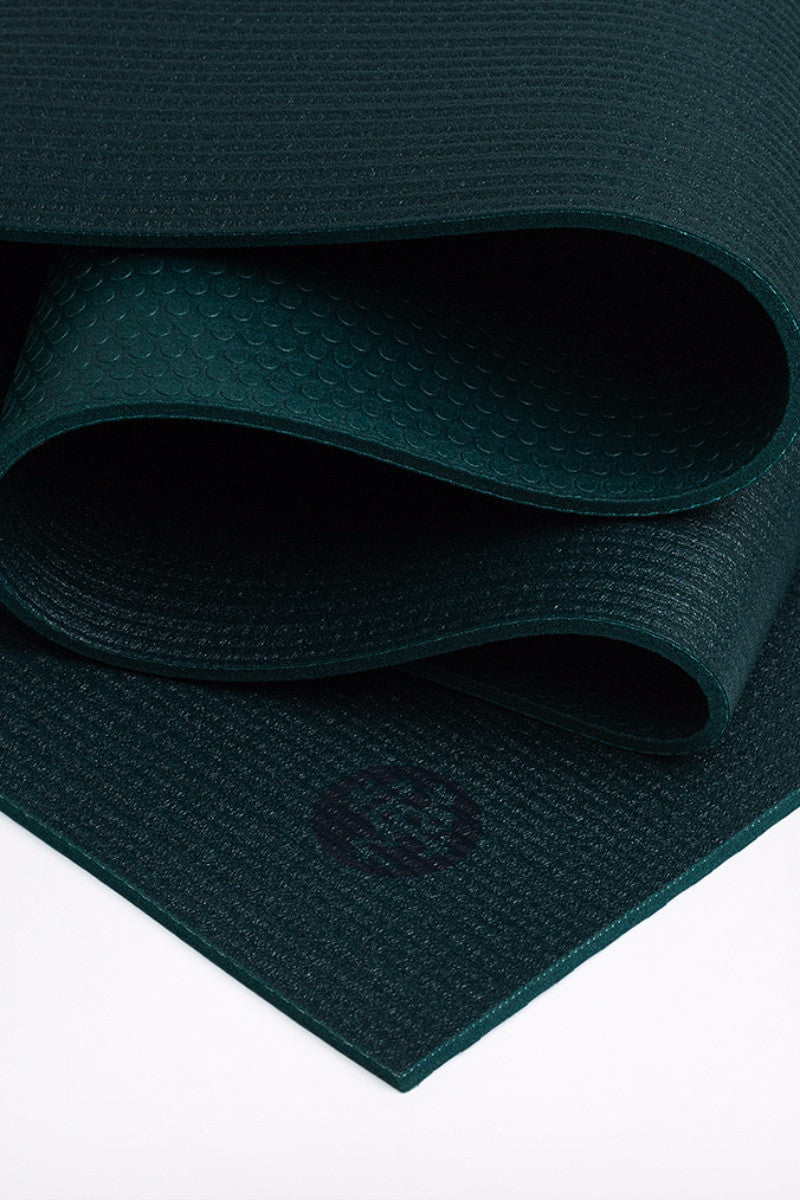MANDUKA PROLITE YOGA MAT THRIVE STYLE AND CLOSE UP IMAGE