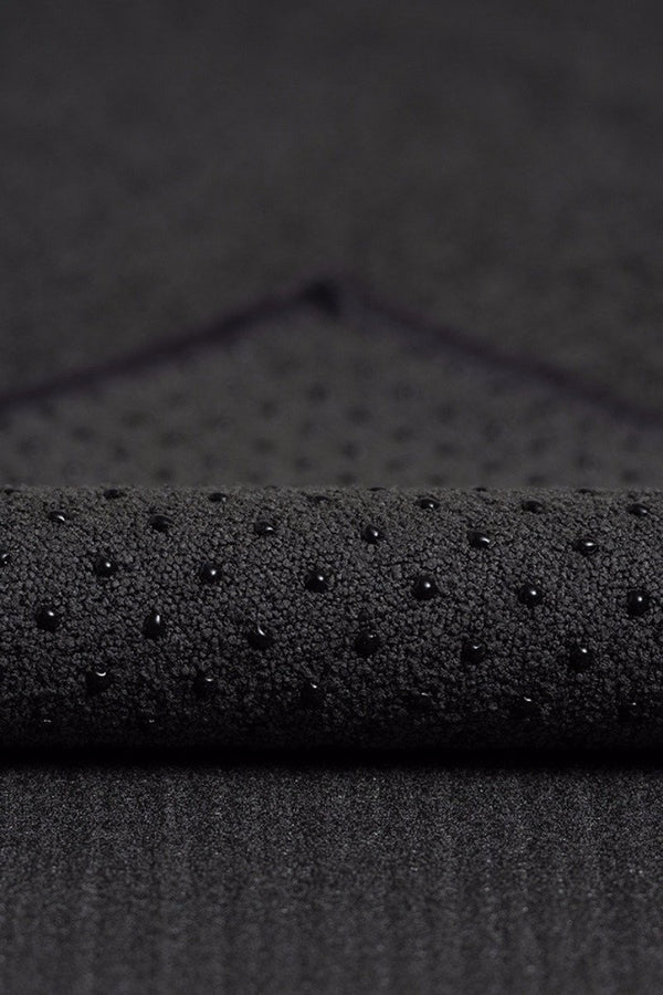 MANDUKA YOGITOES SKIDLESS MAT TOWEL ONYX CLOSE UP FABRIC IMAGE