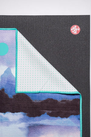 MANDUKA YOGITOES SKIDLESS MAT TOWEL IN VERTEX STYLE AND CLOSE UP IMAGE