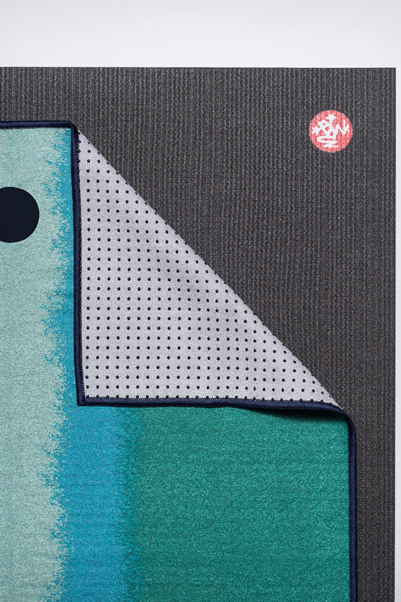 MANDUKA YOGITOES SKIDLESS MAT TOWEL WATERFALL OCEANA STYLE AND CLOSE UP IMAGE