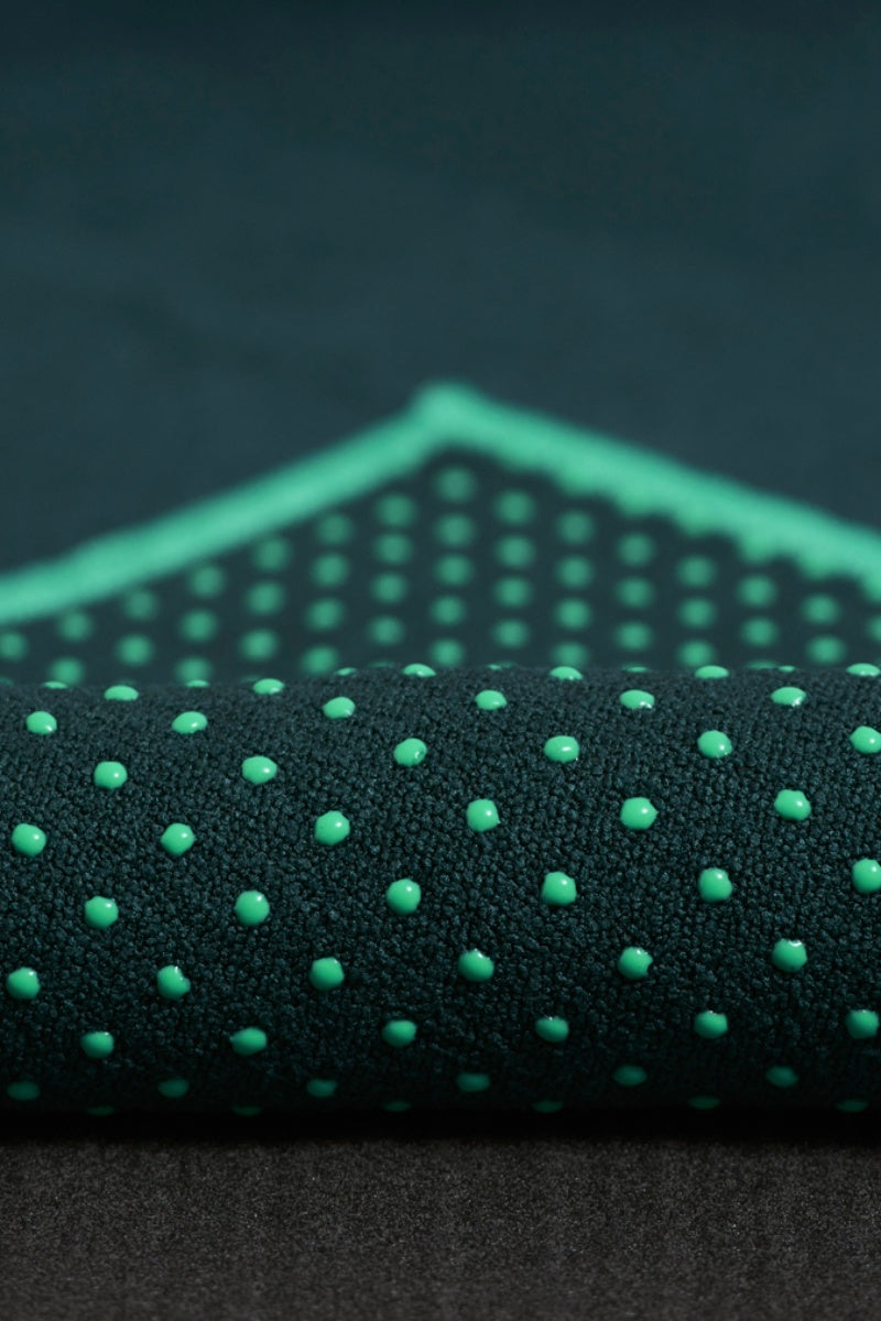 SEA YOGI // Yogitoes skidless towel in Thrive style by Manduka, zoomed in image